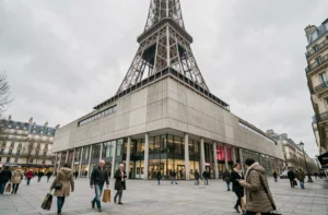 Façade extérieure du centre commercial Tour Montparnasse avec des piétons sur la place animée de Paris